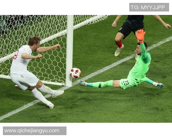 足球明星精彩射门慢动作回放解析让你领略技术与力量的完美结合 足球明星精彩射门慢动作回放解析让你领略技术与力量的完美结合