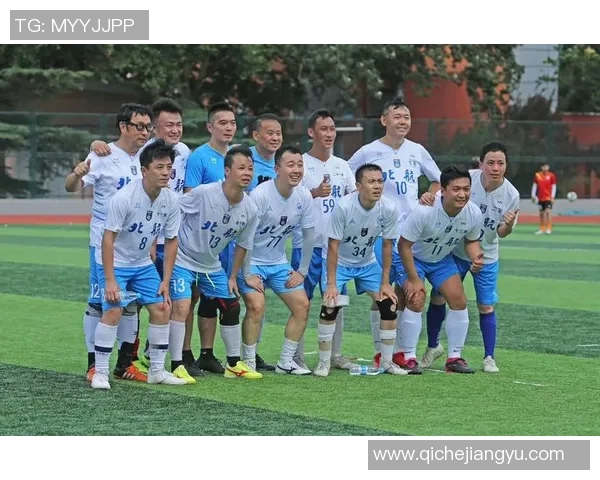 足球明星齐聚一堂合照展现球场魅力与友谊的精彩瞬间 足球明星齐聚一堂合照展现球场魅力与友谊的精彩瞬间